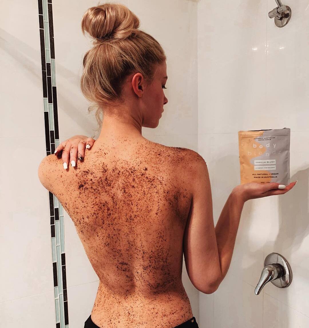 BodyBlendz vanilla blush coffee scrub applied on back, natural exfoliating body scrub for smoother softer glowing skin